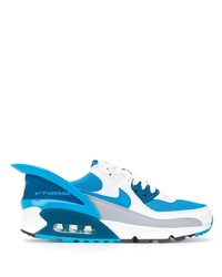 weiße und blaue Sportschuhe von Nike