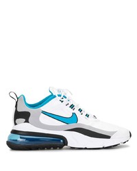 weiße und blaue Sportschuhe von Nike