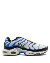 weiße und blaue Sportschuhe von Nike