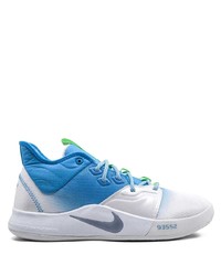 weiße und blaue Sportschuhe von Nike