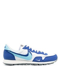 weiße und blaue Sportschuhe von Nike