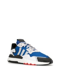 weiße und blaue Sportschuhe von adidas