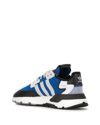 weiße und blaue Sportschuhe von adidas