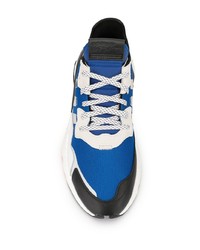 weiße und blaue Sportschuhe von adidas