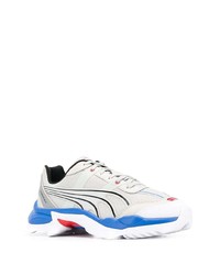 weiße und blaue Sportschuhe von Puma