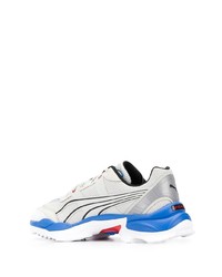 weiße und blaue Sportschuhe von Puma