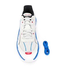 weiße und blaue Sportschuhe von Puma