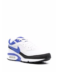 weiße und blaue Sportschuhe von Nike