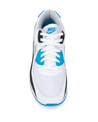 weiße und blaue Sportschuhe von Nike