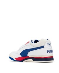 weiße und blaue Sportschuhe von Puma