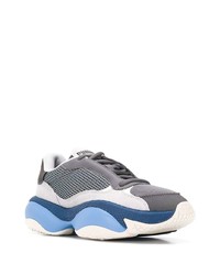 weiße und blaue Sportschuhe von Puma