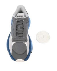 weiße und blaue Sportschuhe von Puma