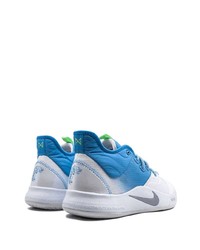 weiße und blaue Sportschuhe von Nike