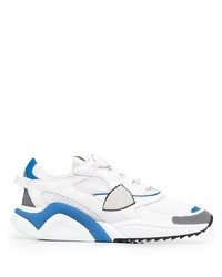 weiße und blaue Sportschuhe von Philippe Model Paris