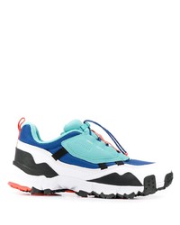 weiße und blaue Sportschuhe von Puma