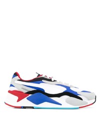 weiße und blaue Sportschuhe von Puma