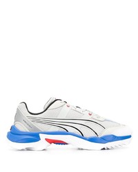 weiße und blaue Sportschuhe von Puma