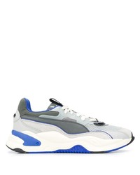 weiße und blaue Sportschuhe von Puma