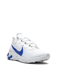 weiße und blaue Sportschuhe von Nike