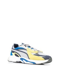 weiße und blaue Sportschuhe von Puma