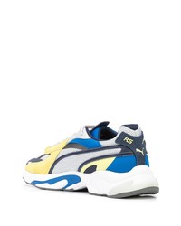 weiße und blaue Sportschuhe von Puma