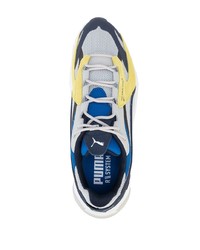 weiße und blaue Sportschuhe von Puma