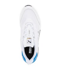 weiße und blaue Sportschuhe von Puma