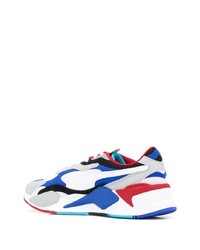 weiße und blaue Sportschuhe von Puma