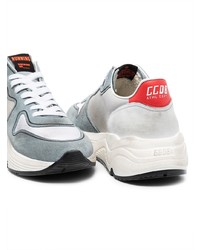 weiße und blaue Sportschuhe von Golden Goose