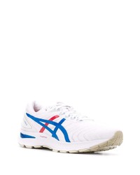 weiße und blaue Sportschuhe von Asics