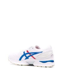 weiße und blaue Sportschuhe von Asics