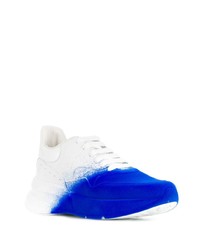 weiße und blaue Sportschuhe von Alexander McQueen