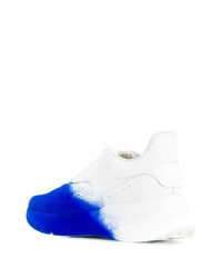 weiße und blaue Sportschuhe von Alexander McQueen