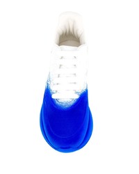 weiße und blaue Sportschuhe von Alexander McQueen