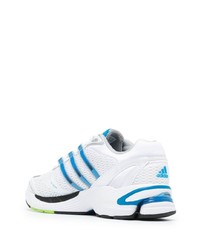 weiße und blaue Sportschuhe von adidas