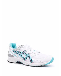 weiße und blaue Sportschuhe von Asics