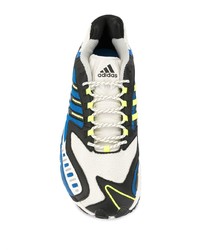 weiße und blaue Sportschuhe von adidas