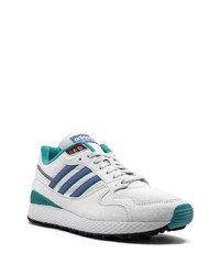 weiße und blaue Sportschuhe von adidas