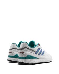 weiße und blaue Sportschuhe von adidas