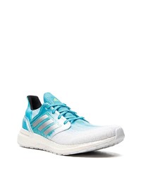 weiße und blaue Sportschuhe von adidas