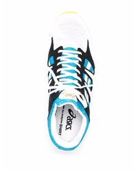 weiße und blaue Sportschuhe von Asics