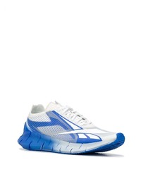 weiße und blaue Sportschuhe von Reebok