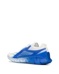 weiße und blaue Sportschuhe von Reebok