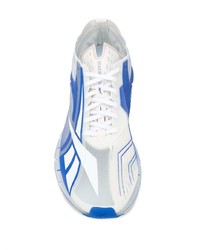 weiße und blaue Sportschuhe von Reebok