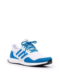 weiße und blaue Sportschuhe von adidas