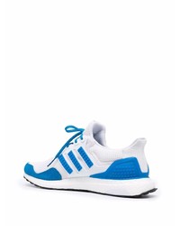 weiße und blaue Sportschuhe von adidas