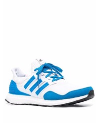 weiße und blaue Sportschuhe von adidas