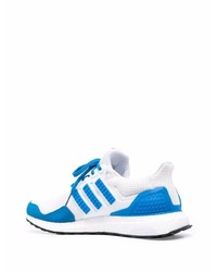 weiße und blaue Sportschuhe von adidas