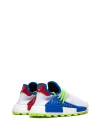 weiße und blaue Sportschuhe von Adidas By Pharrell Williams