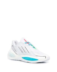 weiße und blaue Sportschuhe von adidas